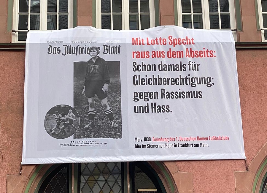 Plakat: Mit Lotte Specht raus aus dem Abseits