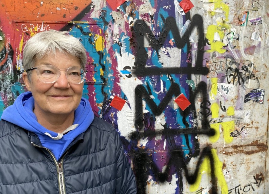 Dagmar Priepke vor Graffiti